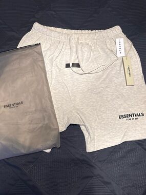 Fear of God ESSENTIALS Light oatmeal Shorts